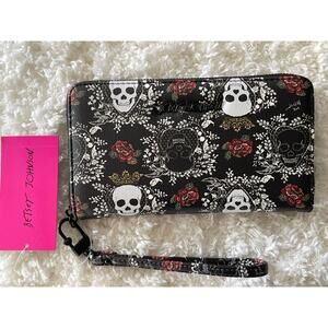 Betsey Johnson Rose Love Queen Skull Wristlet Black Wallet NEW
